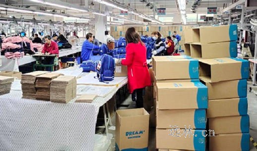 2022年中国箱包市场现状剖析,线上趋势一连推进，人均仍存较大提升空间「图」